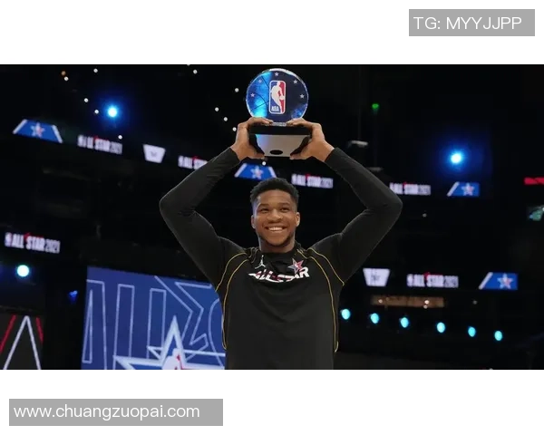 球星被换下场瞬间引发热议 全场欢呼与失望交织背后的原因分析 球星被换下场瞬间引发热议 全场欢呼与失望交织背后的原因分析